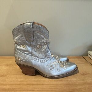 Dingo Primrose Silver Western Ankle Boots size 10